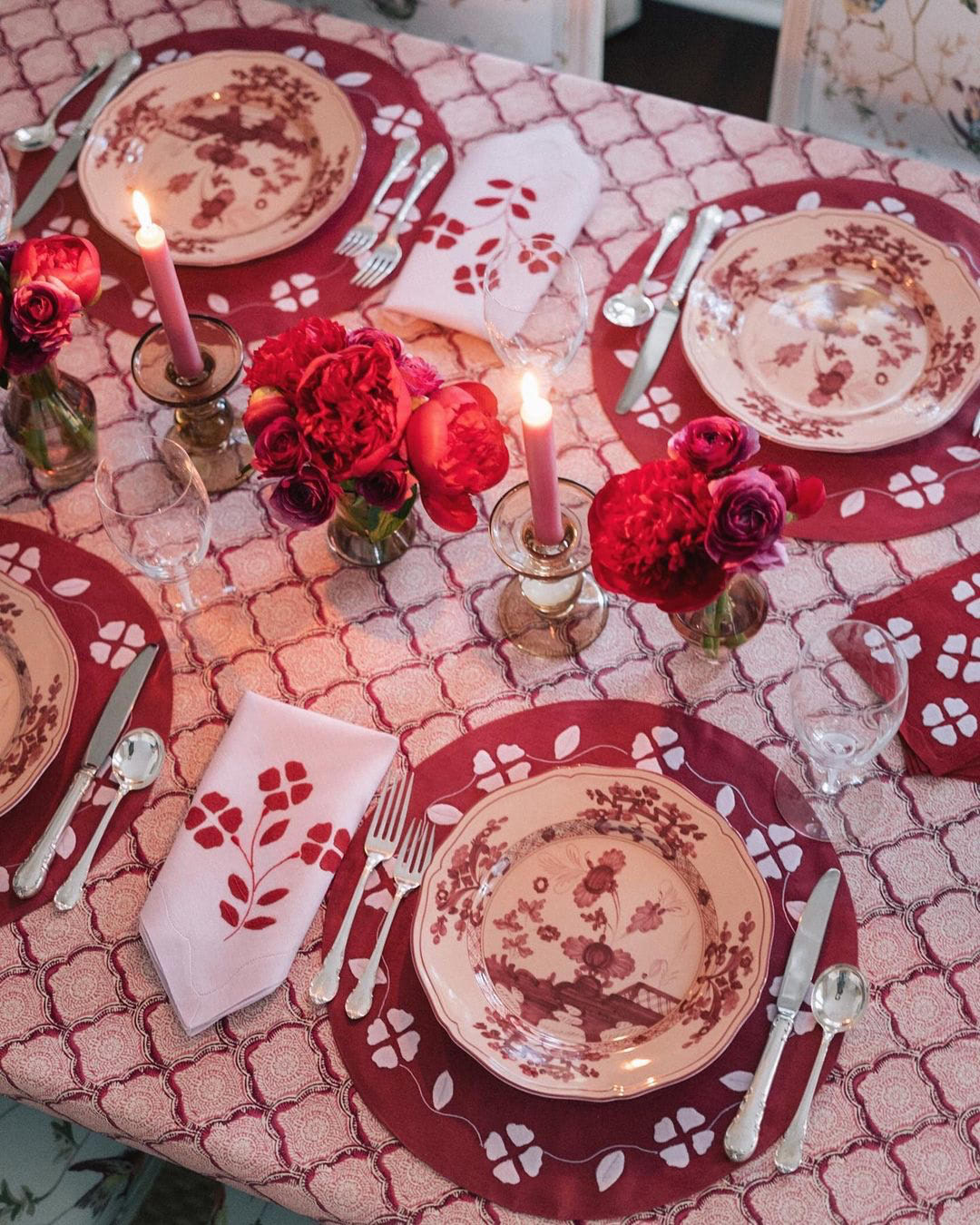 red pink purple magenta tablescape