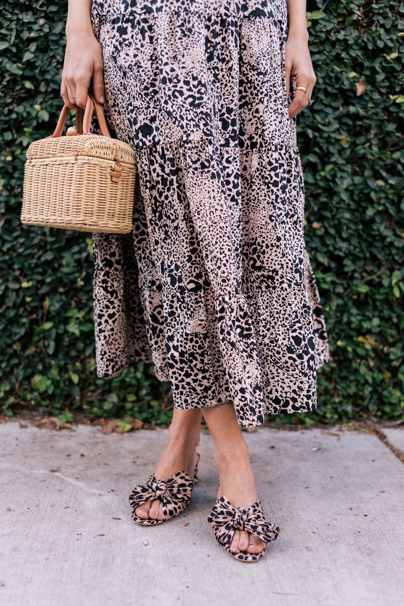 Summer outfit (@juliaverbij) White, pink, leopard print