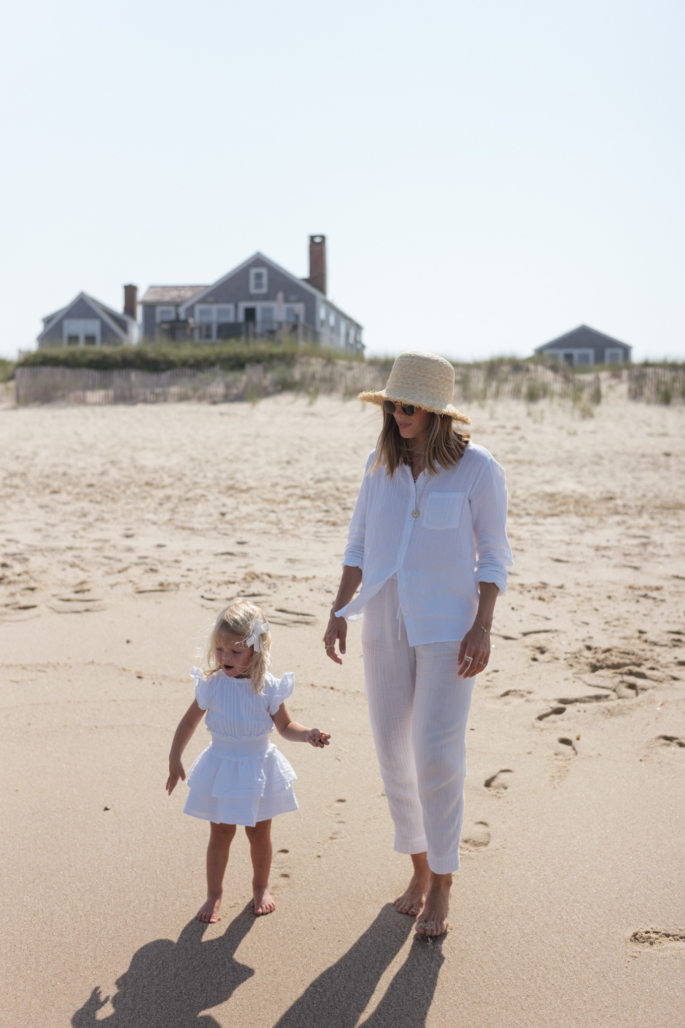 white top white pants casual beach straw hat