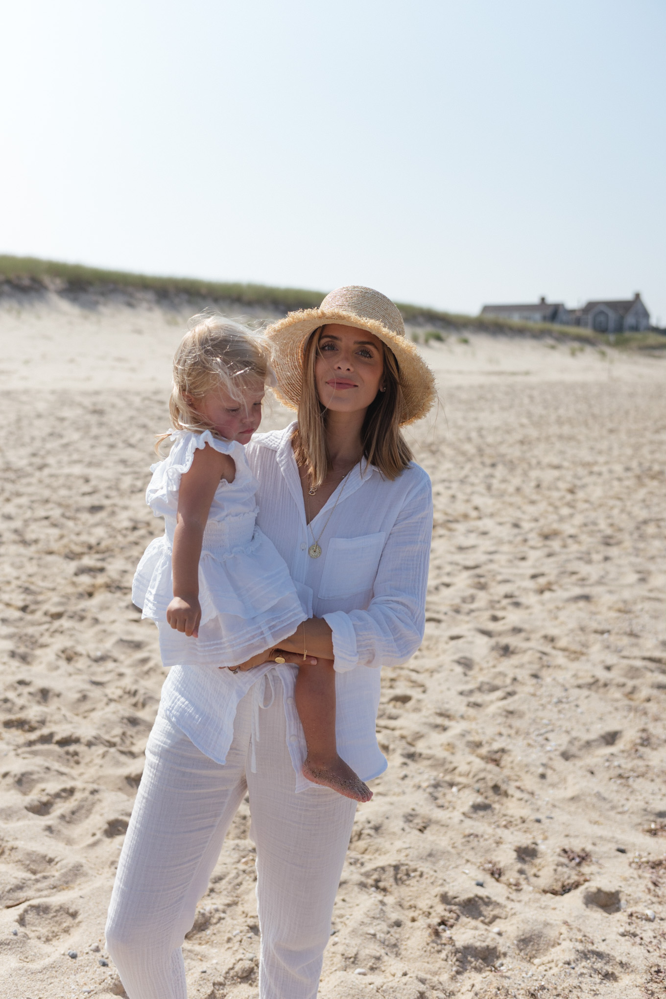 white top white pants casual beach straw hat