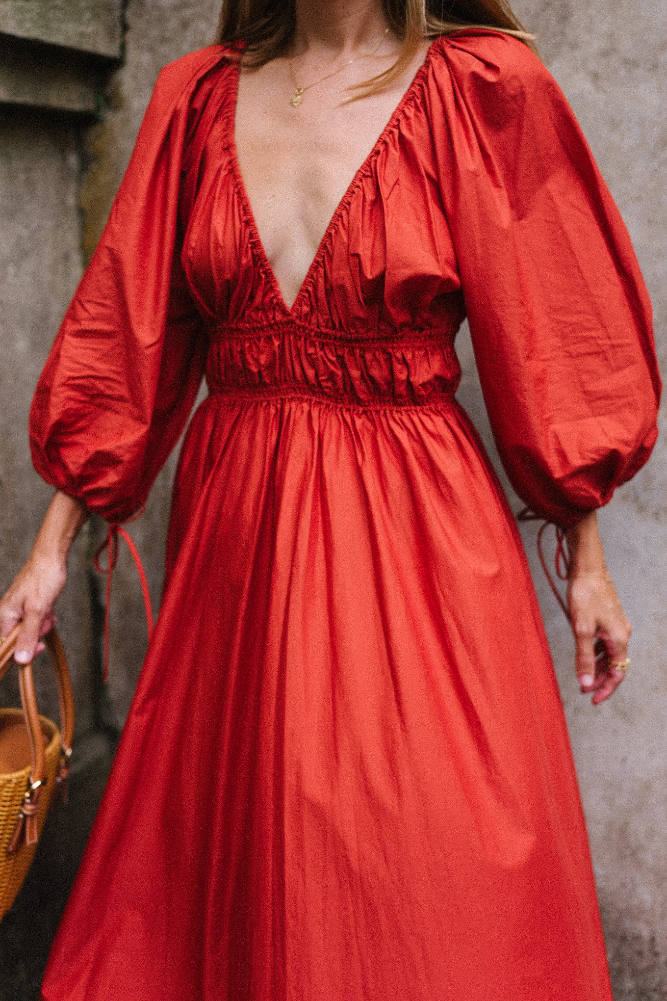rode jurk met pofmouwen