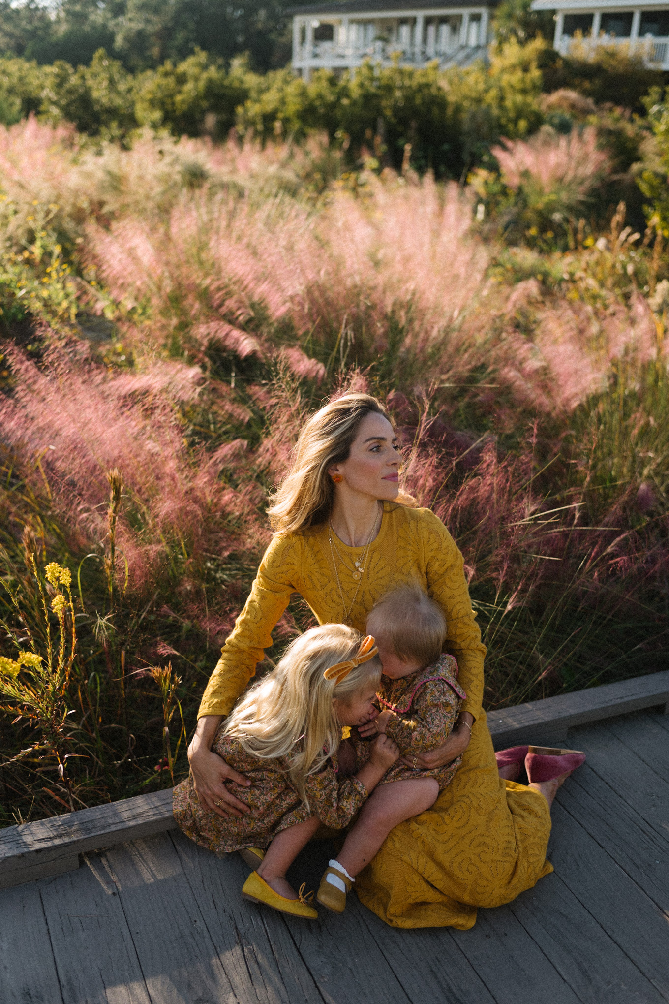 gouden kanten midi-jurk met lange mouwen roze fluwelen loafers