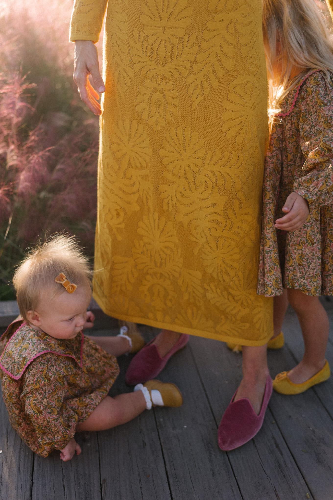 gouden kanten midi-jurk met lange mouwen roze fluwelen loafers