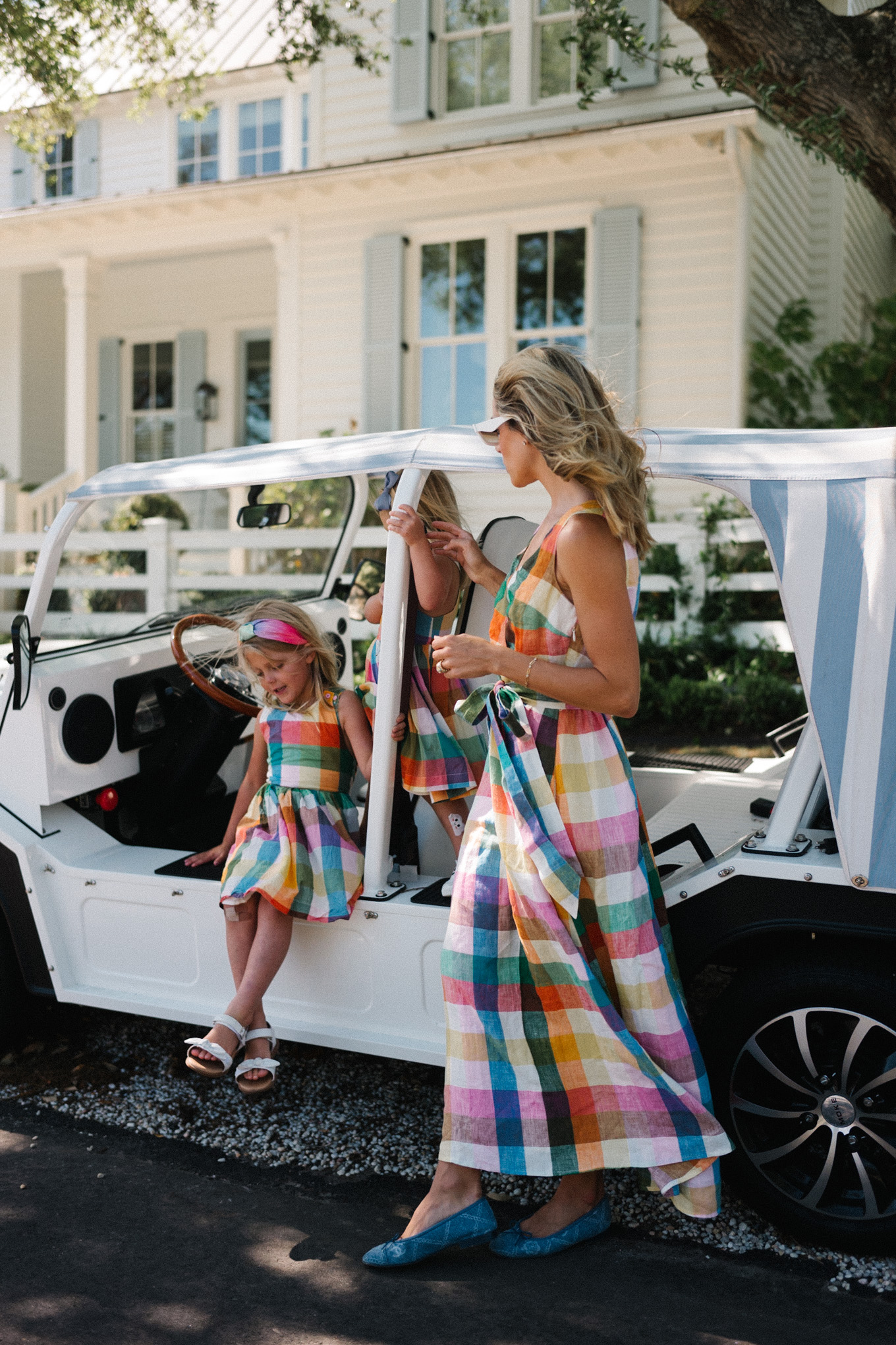 Радужные клетчатые платья для мамы и дочки