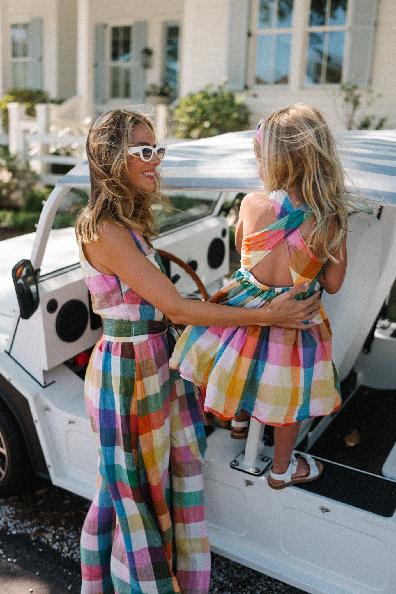 Радужные клетчатые платья для мамы и дочки