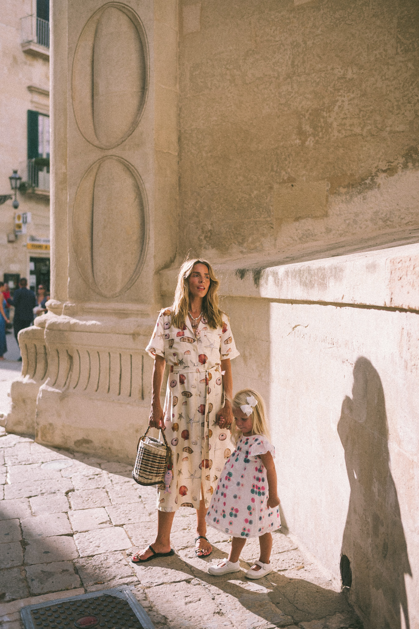 seashell shirtdress seashell necklace leather sandals basket bag