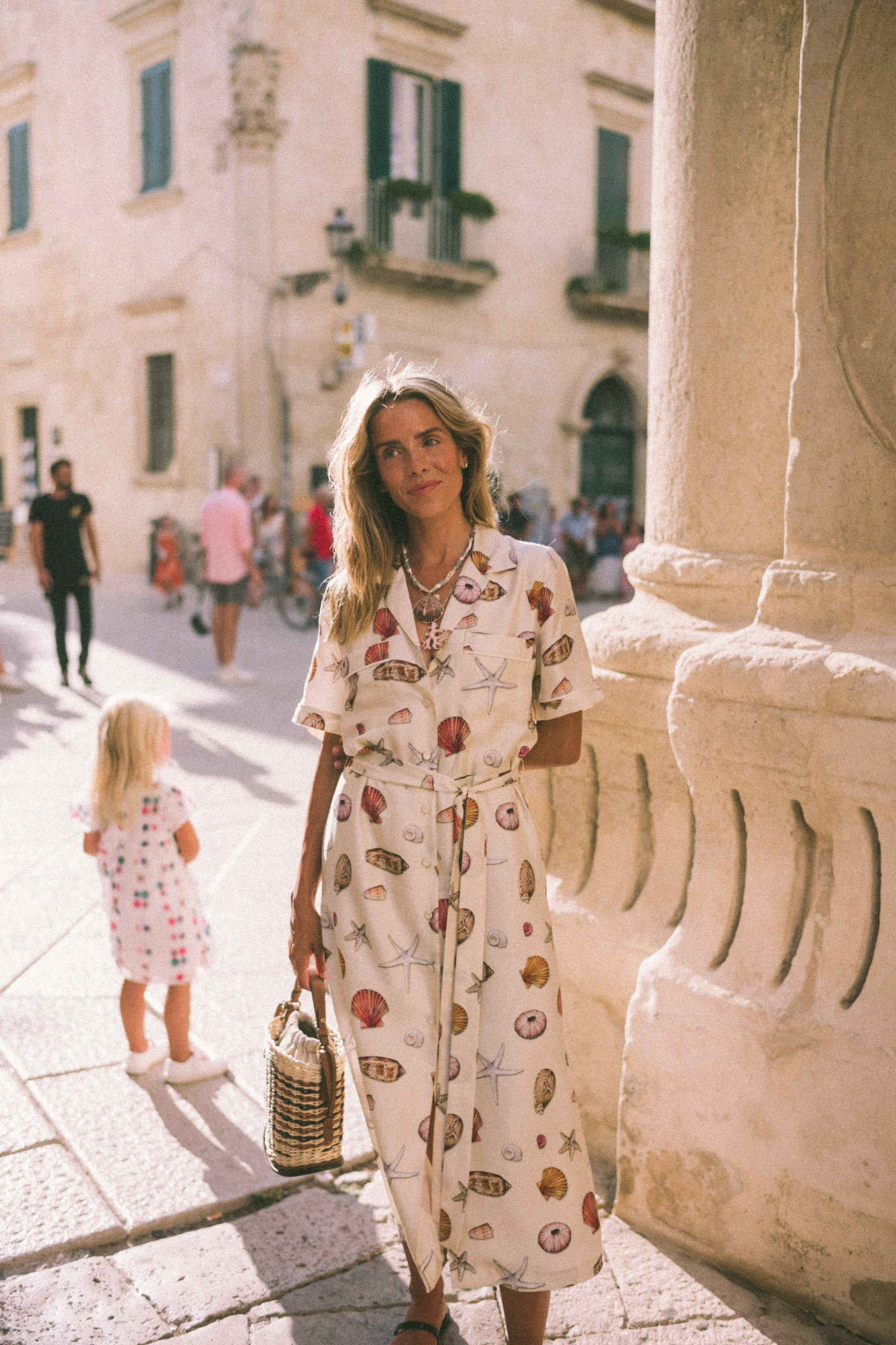 seashell shirtdress seashell necklace leather sandals basket bag