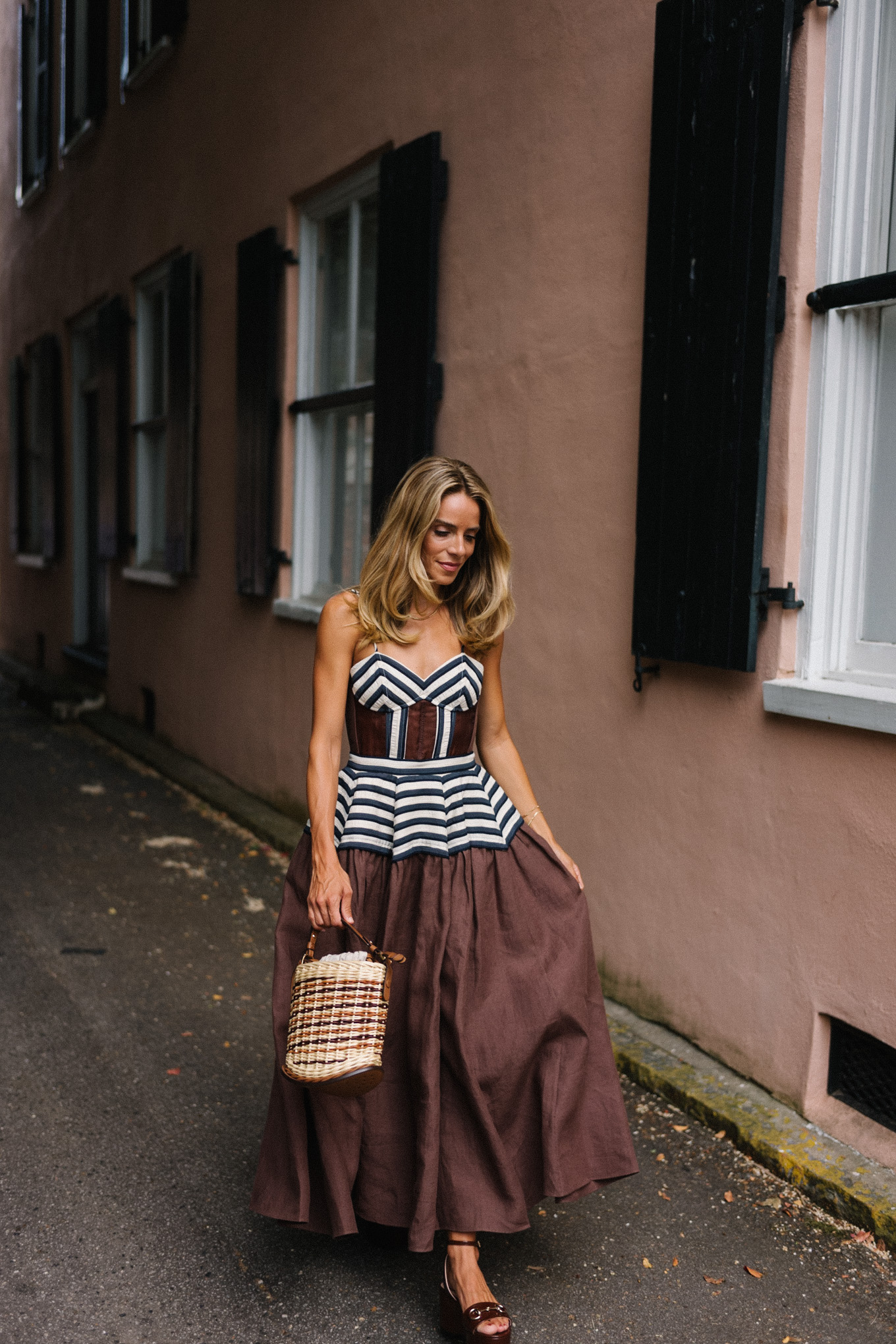 brown white maxi dress straw bag brown leather pumps