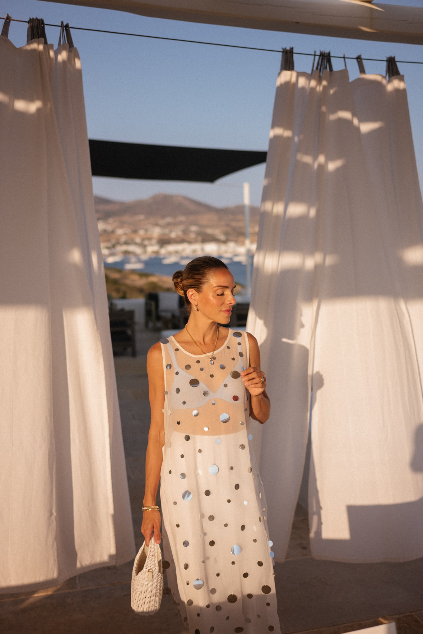 White transparent sequin top top blue mesh bra white long skirt white leather sandals