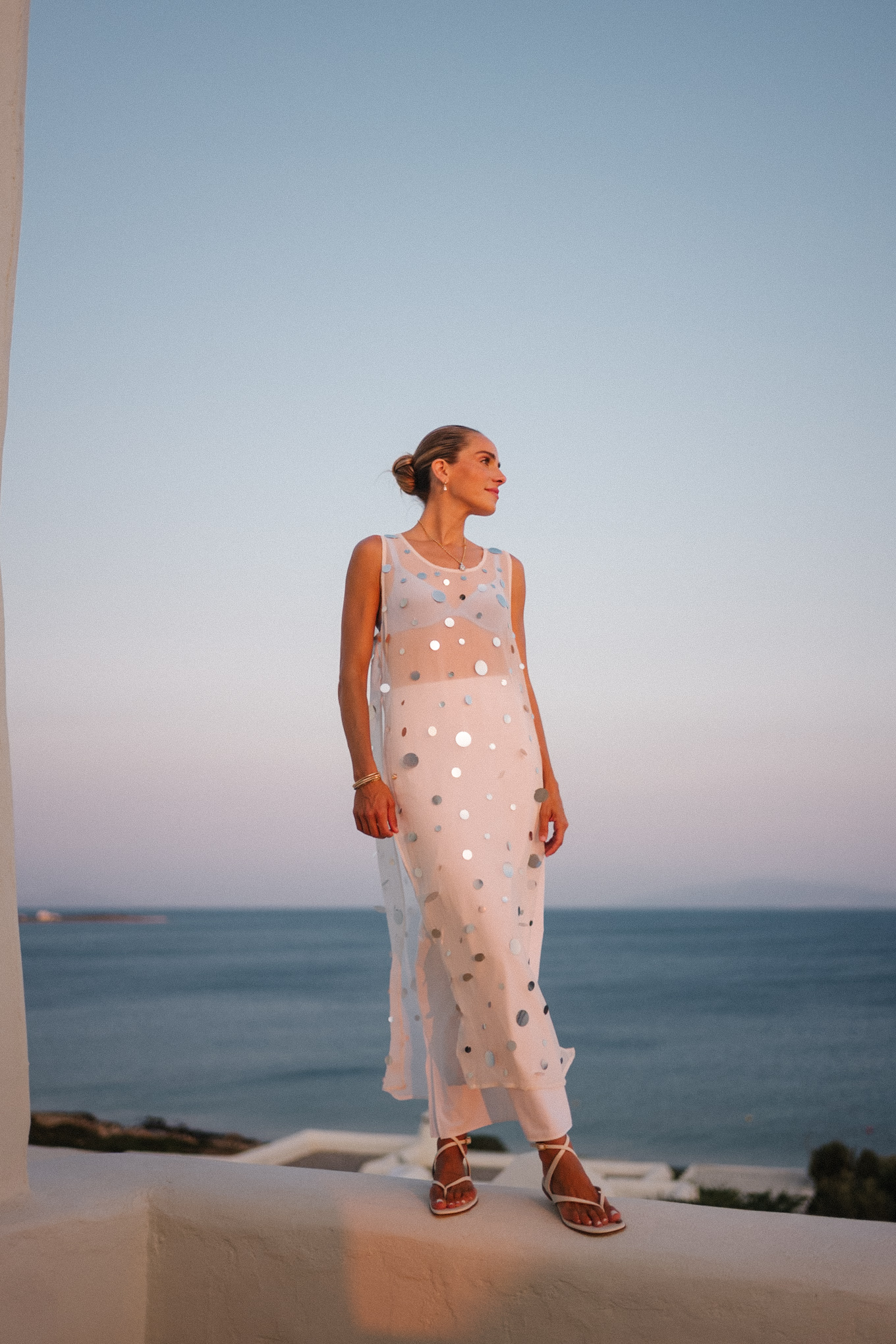 White transparent sequin top top blue mesh bra white long skirt white leather sandals