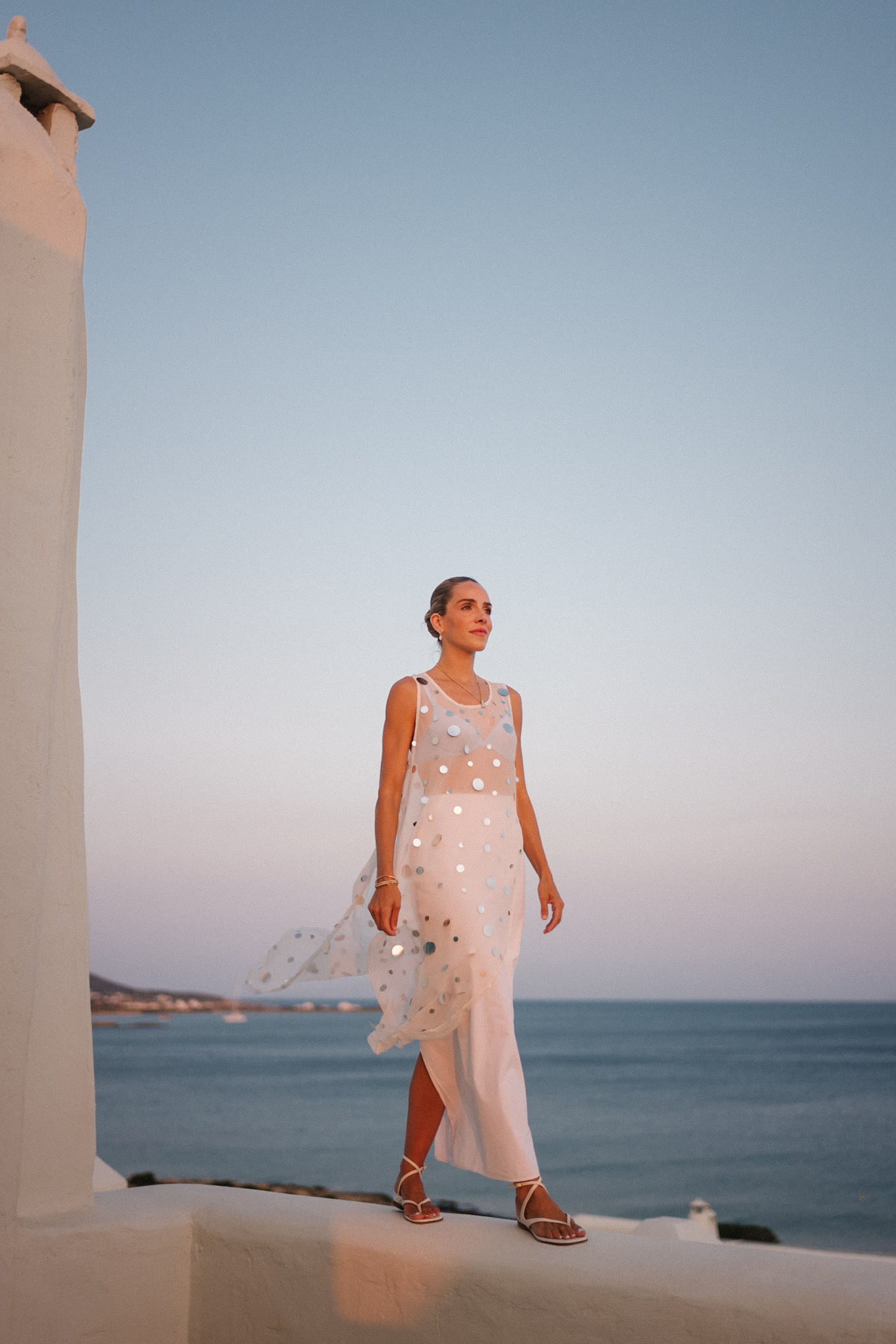 White transparent sequin top top blue mesh bra white long skirt white leather sandals