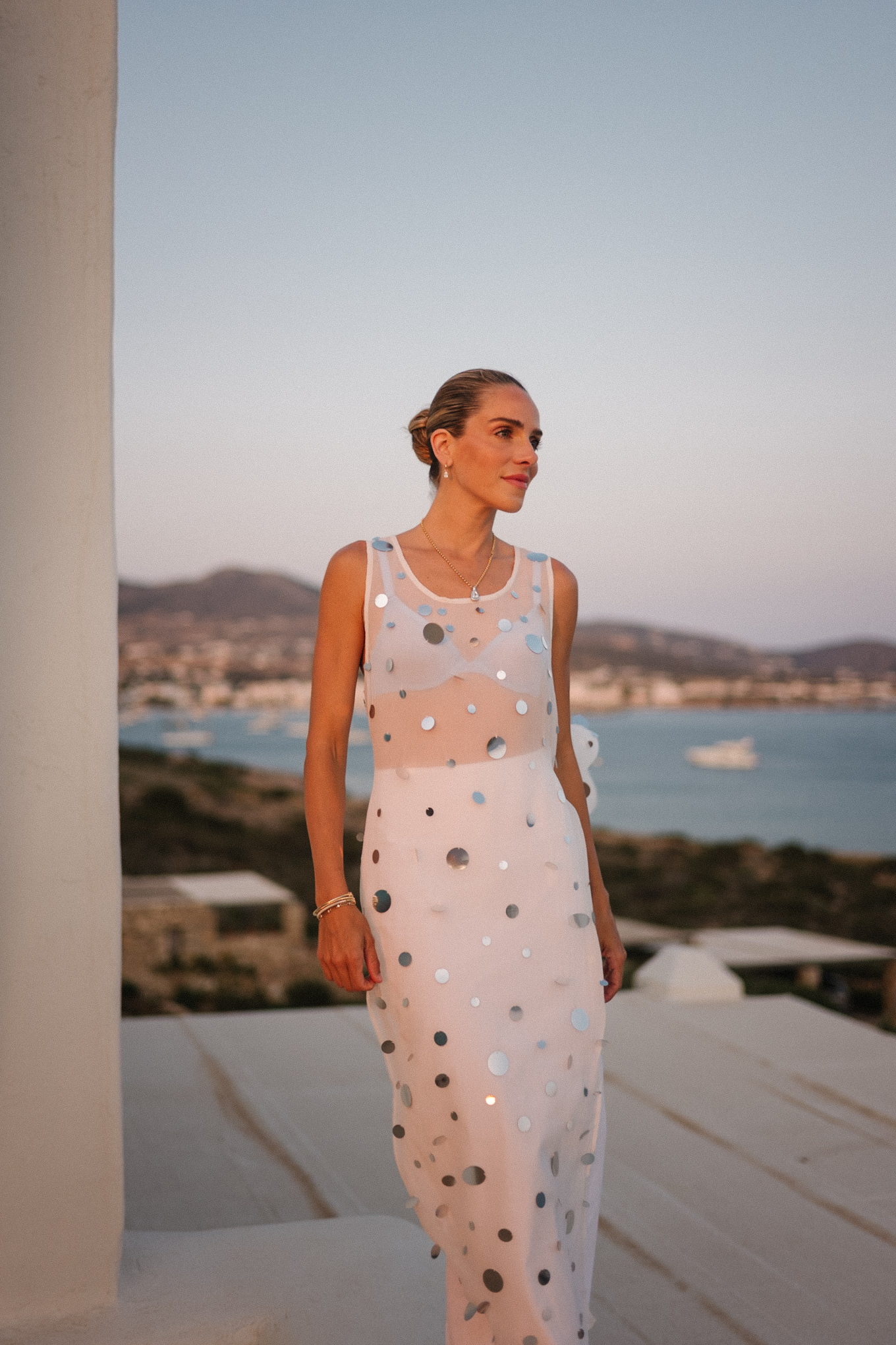 White transparent sequin top top blue mesh bra white long skirt white leather sandals