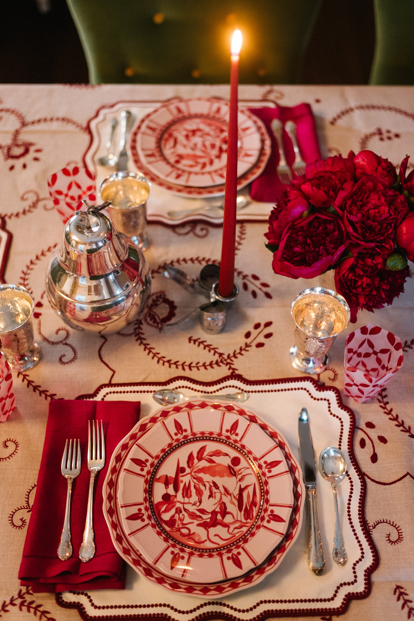 pink red holiday table setting