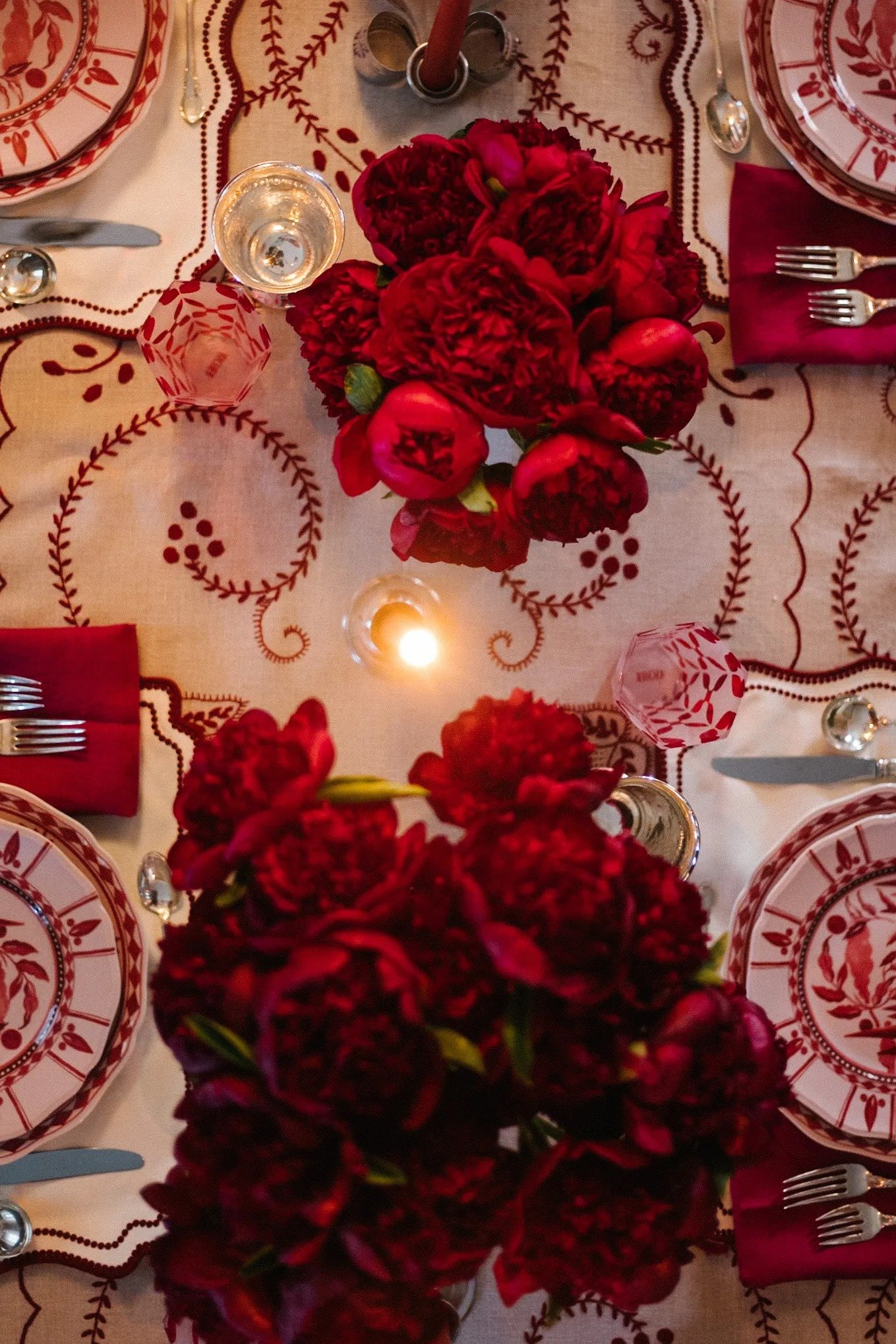 pink red holiday table setting