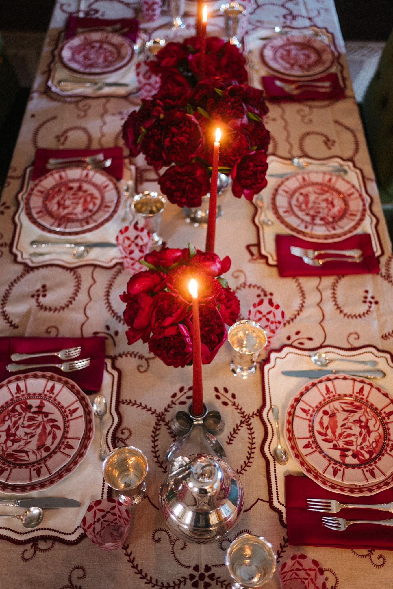 pink red holiday table setting