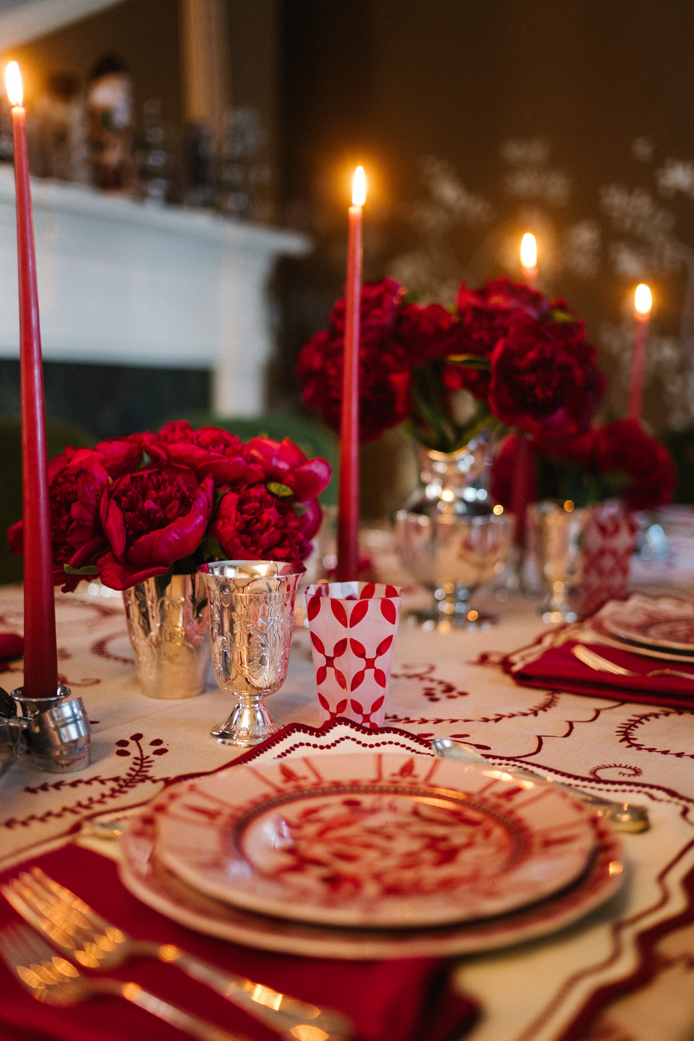 pink red holiday table setting