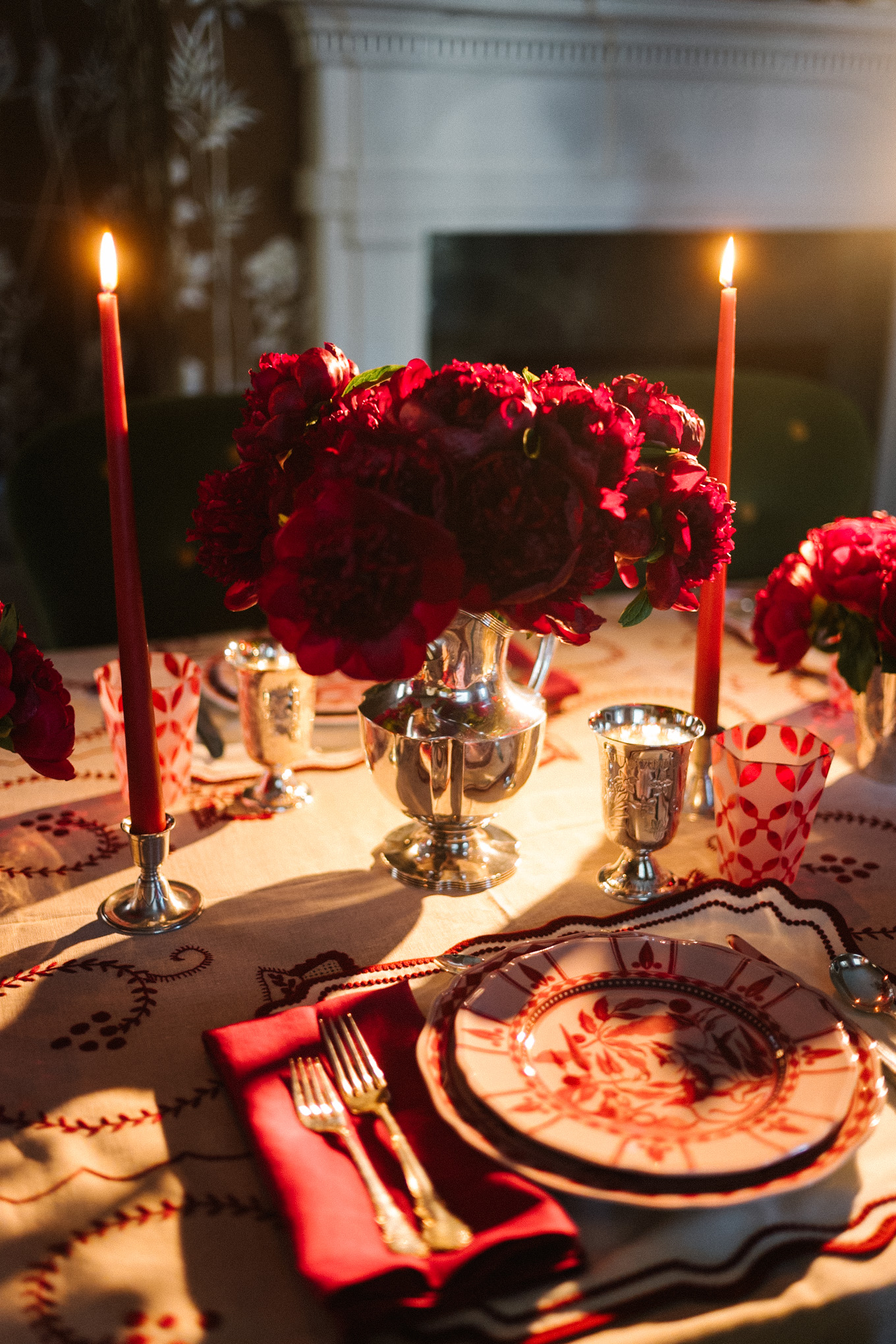 pink red holiday table setting