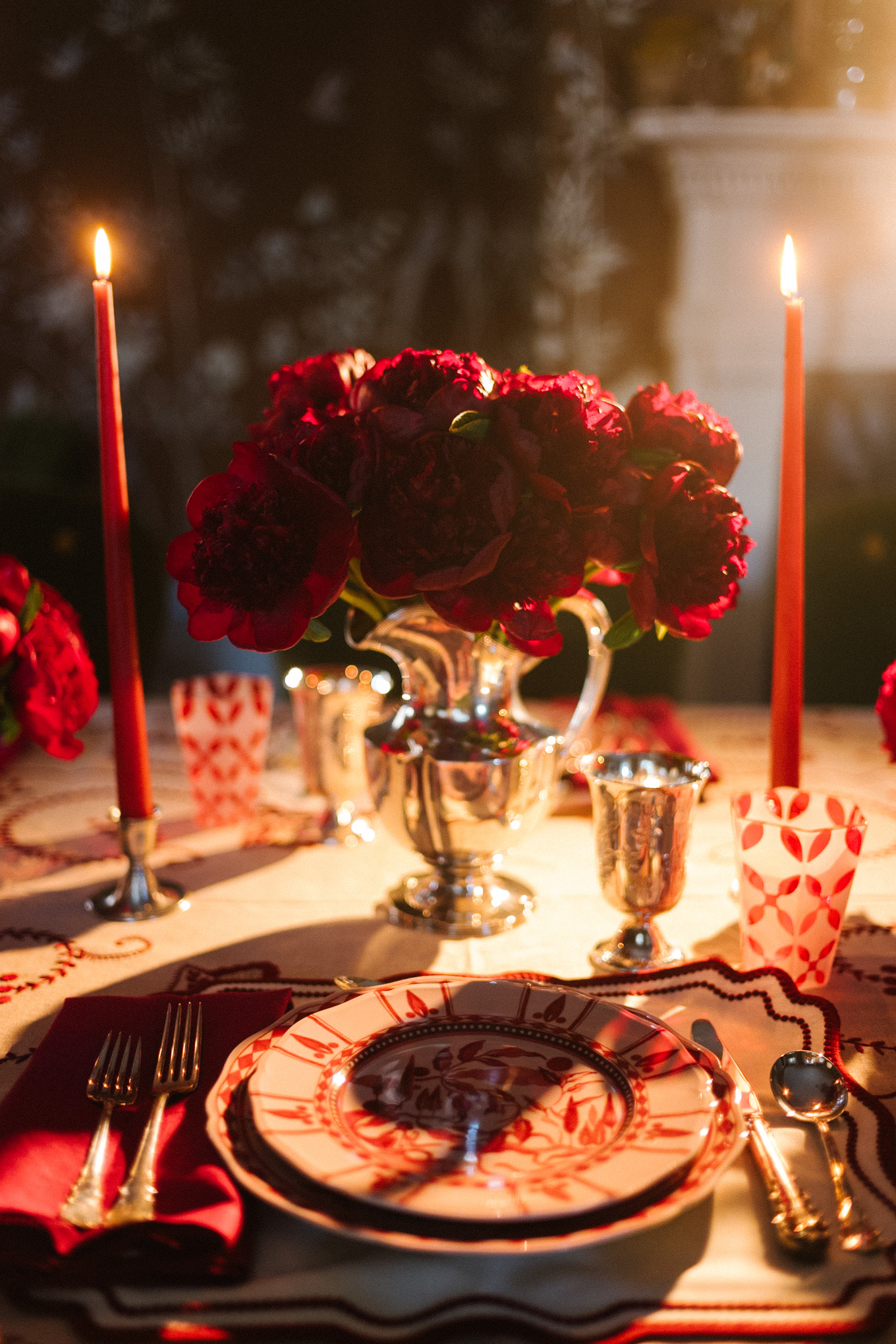 pink red holiday table setting